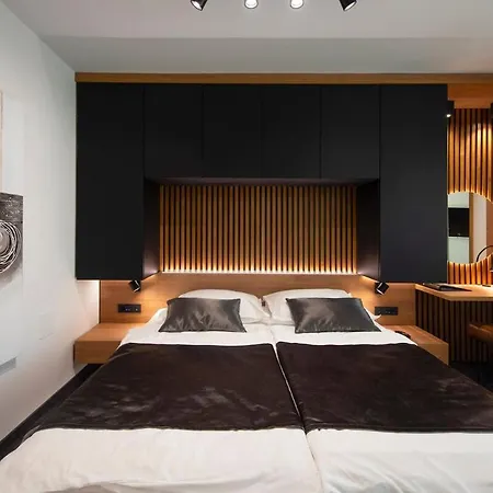 E&t - Luksuzni U Uvali Jazine, * זאדאר
